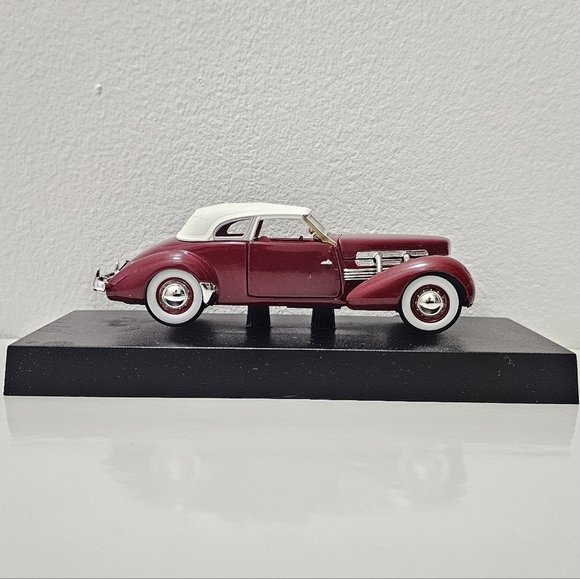 Signature Models 1937 Cord 812 Supercharged Coupe Diecast Car Model - Picture 12 of 15